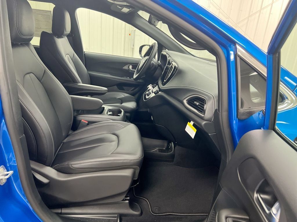 New 2026 Chrysler Pacifica Select FWD image 21