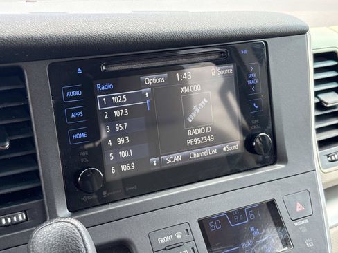 Used 2017 Toyota Sienna LE AWD/4WD image 25