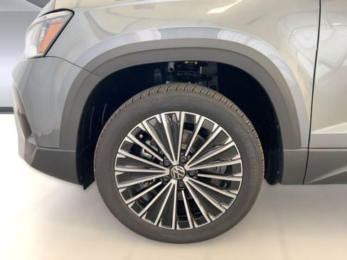 New 2026 Volkswagen Taos SE image 12