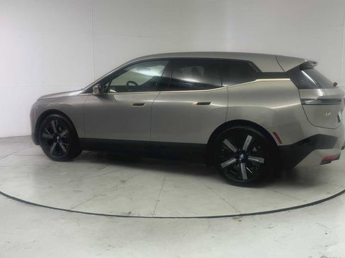 Used 2023 BMW iX xDrive50 w/ Sport Package AWD/4WD image 4