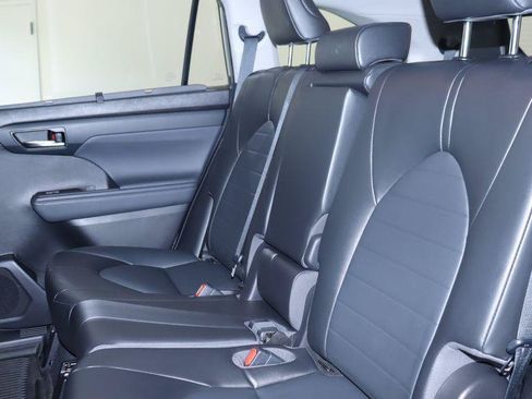 Used 2022 Toyota Highlander XLE AWD/4WD image 25