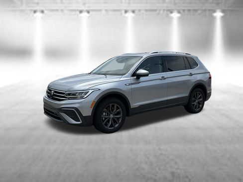 Used 2023 Volkswagen Tiguan SE w/ Panoramic Sunroof Package FWD image 2