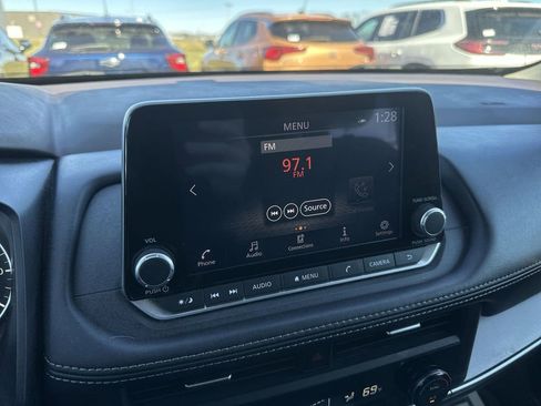 Used 2023 Nissan Rogue SV image 16