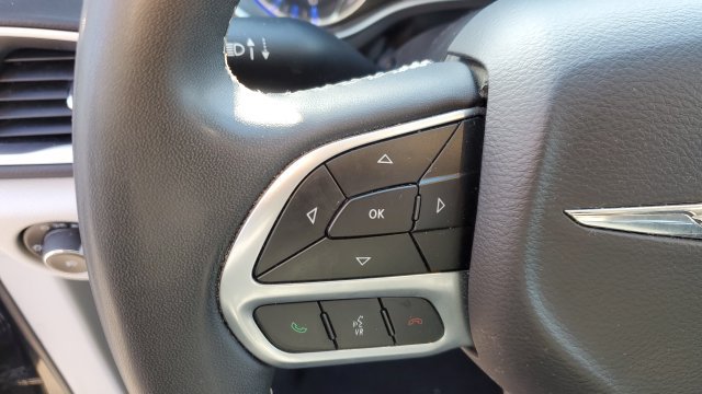 Used 2024 Chrysler Pacifica Touring-L FWD image 10