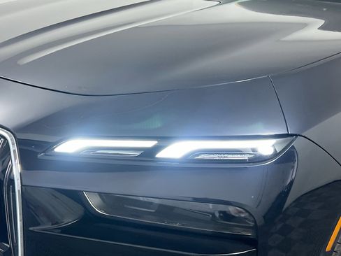 Used 2024 BMW 740i image 11