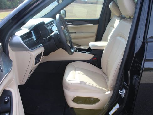 Used 2024 Jeep Grand Cherokee Limited w/ Black Appearance Package image 4