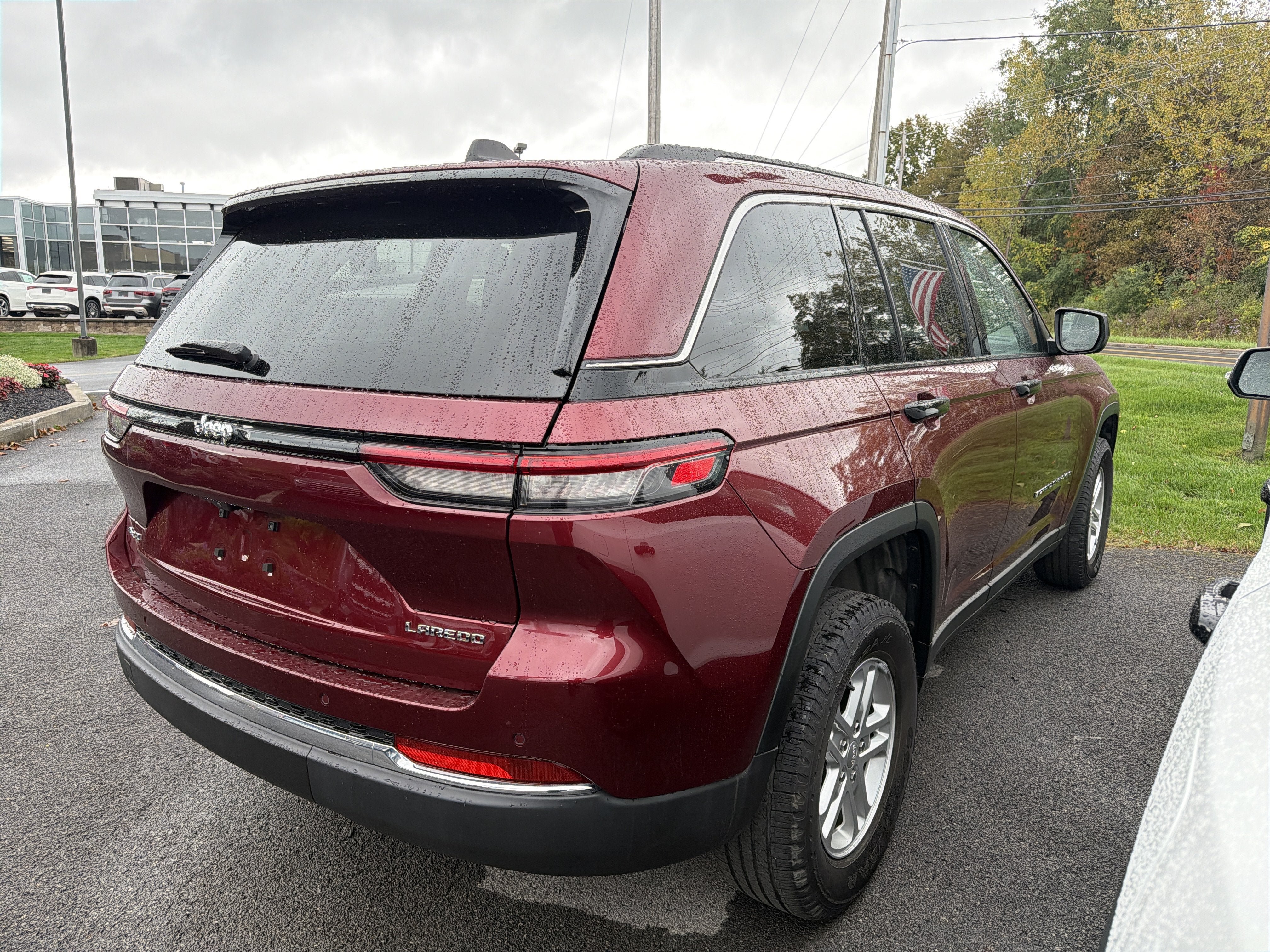 Used 2024 Jeep Grand Cherokee Laredo AWD/4WD image 7