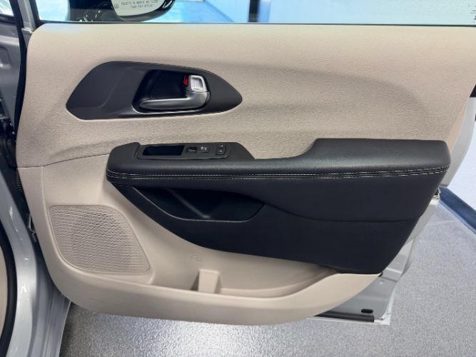 Used 2024 Chrysler Pacifica Touring-L FWD image 34