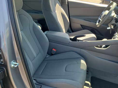 Certified 2023 Hyundai Elantra SE FWD image 19