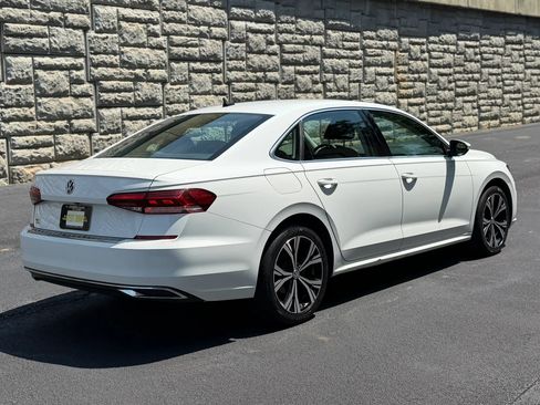 Used 2022 Volkswagen Passat 2.0T SE FWD image 6