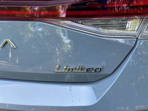 Used 2021 Hyundai Elantra Limited FWD image 10