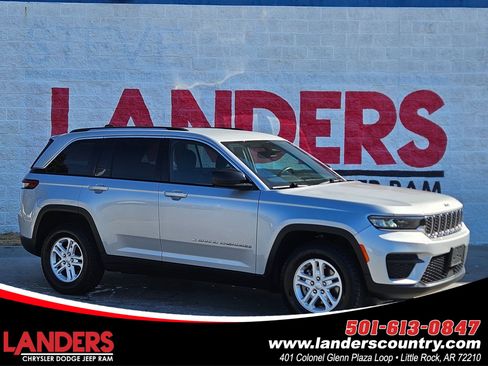 Used 2024 Jeep Grand Cherokee Laredo image 1