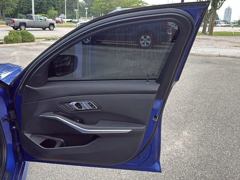 Used 2020 BMW 330i Sedan w/ M Sport Package RWD image 40