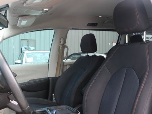 Used 2020 Chrysler Pacifica Touring w/ Tire & Wheel Group FWD image 7