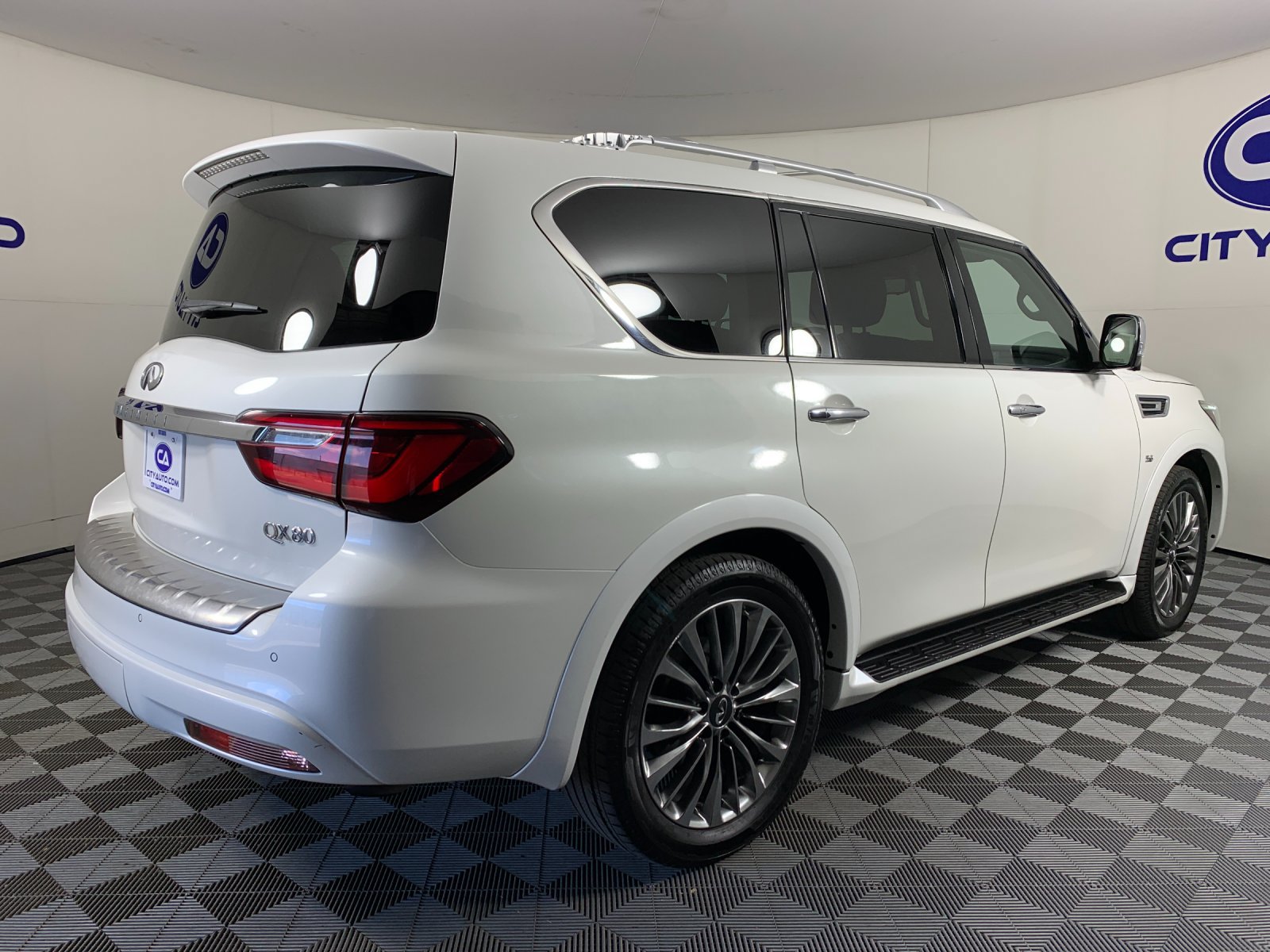 Used 2018 INFINITI QX80 4WD w/ Deluxe Technology Package image 3