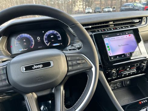 Used 2025 Jeep Grand Cherokee Laredo AWD/4WD image 23