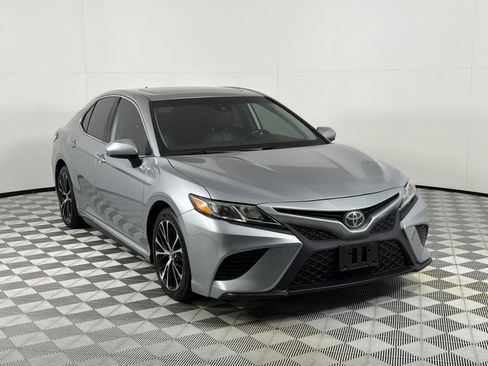 Used 2020 Toyota Camry SE FWD image 3