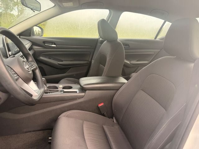 Used 2025 Nissan Altima 2.5 SV FWD image 9