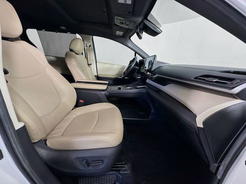 Used 2024 Toyota Sienna XLE image 31