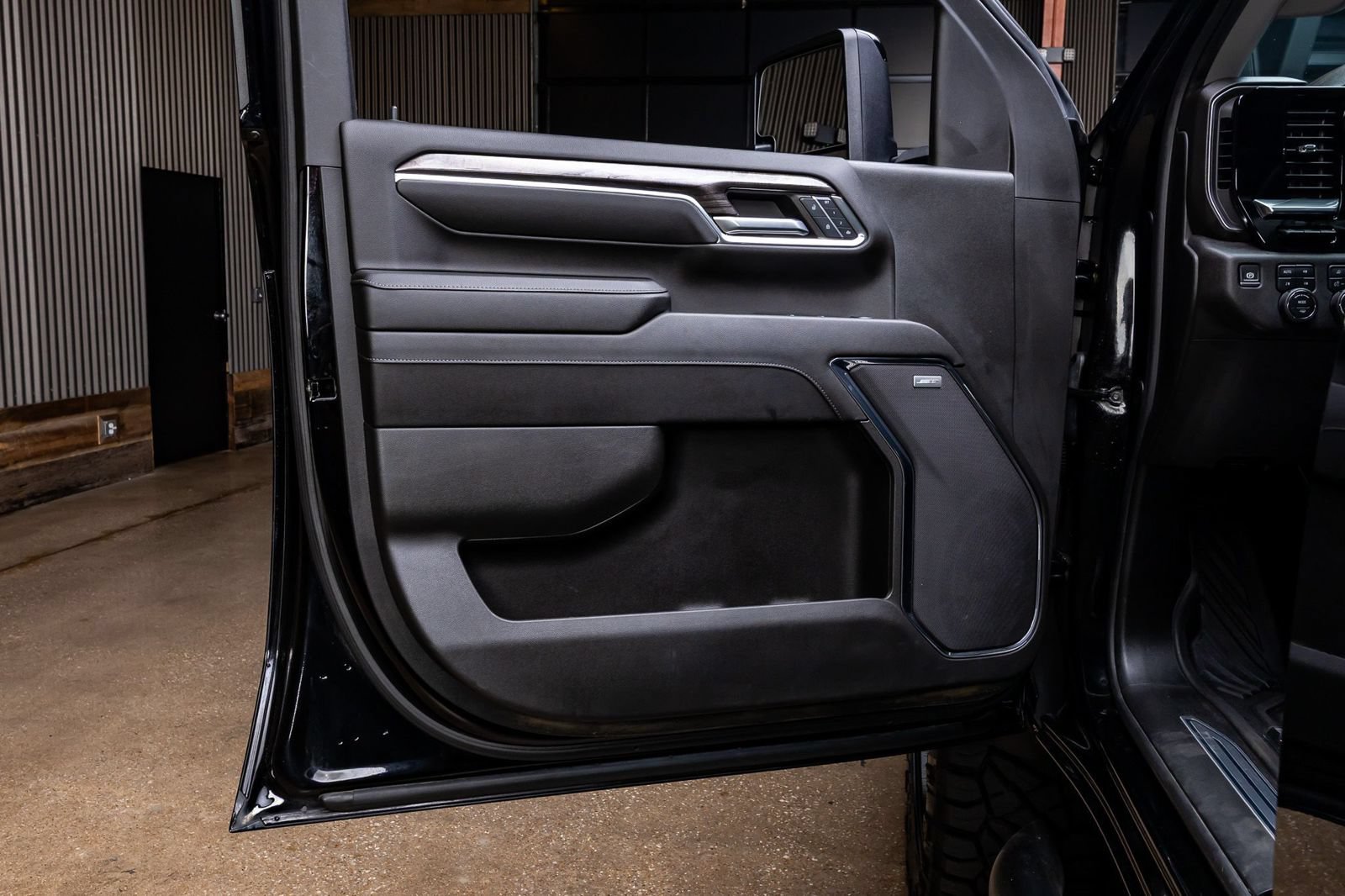 Used 2024 Chevrolet Silverado 2500 LTZ w/ LTZ Plus Package AWD/4WD image 37