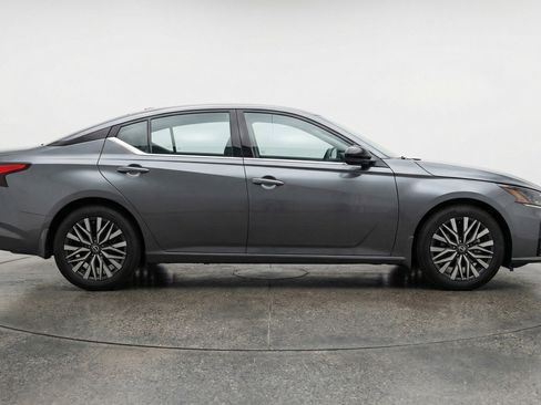 Used 2025 Nissan Altima 2.5 SV FWD image 11
