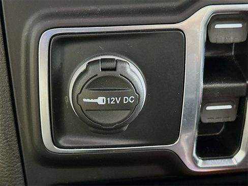 Used 2022 Jeep Wrangler Unlimited Sahara image 19