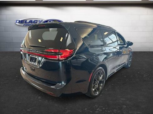 Used 2025 Chrysler Pacifica Limited FWD image 5