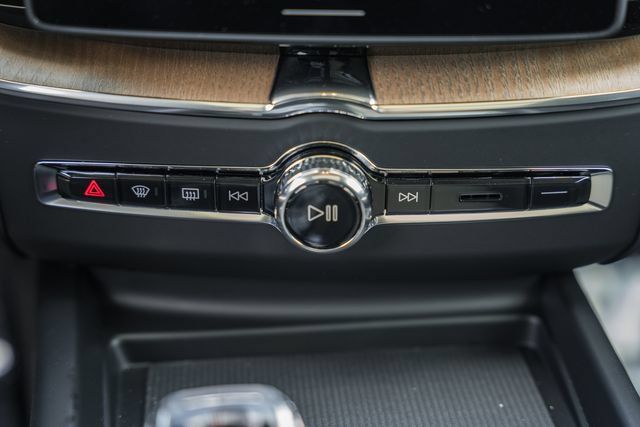 New 2026 Volvo XC60 B5 Plus AWD/4WD image 24