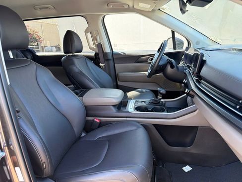 Used 2025 Kia Carnival FWD image 31