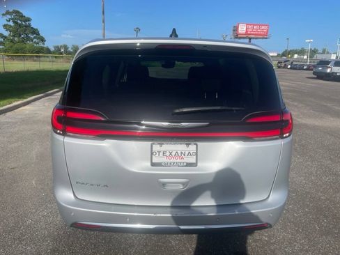 Used 2024 Chrysler Pacifica Touring-L FWD image 6