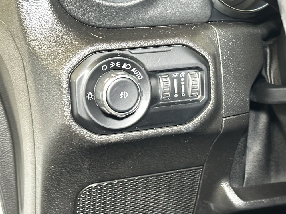 Used 2019 Jeep Wrangler Unlimited Sahara w/ Uconnect 4C Nav & Sound Group AWD/4WD image 23