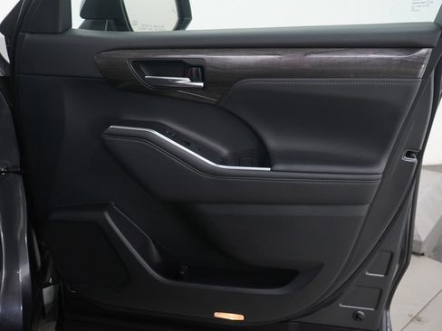 Used 2021 Toyota Highlander Platinum image 12