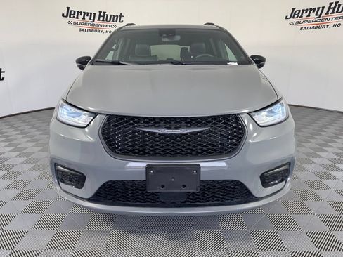 Used 2025 Chrysler Pacifica Limited FWD image 4