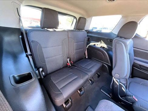 Used 2023 GMC Acadia SLE w/ Driver Convenience Package image 16