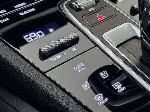 Certified 2022 Porsche Cayenne Coupe image 21