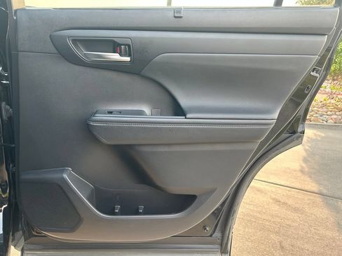 Used 2023 Toyota Highlander XSE FWD image 28