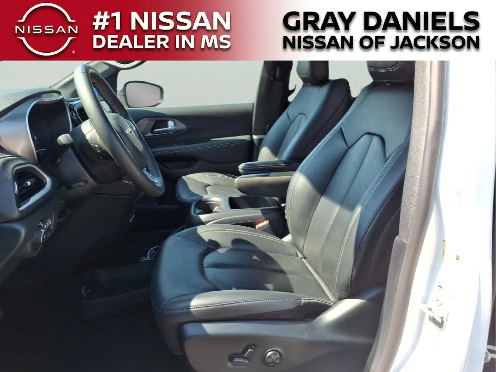 Used 2025 Chrysler Pacifica Select FWD image 23