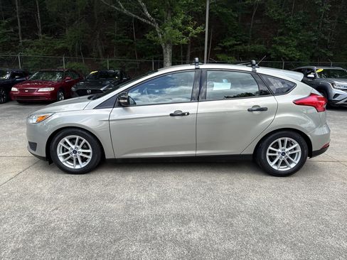 Used 2016 Ford Focus SE w/ SE Power Seat Package FWD image 4