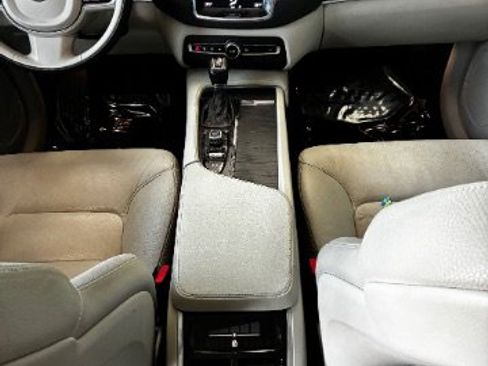 Used 2020 Volvo XC90 T5 Momentum w/ Protection Package Premier FWD image 27