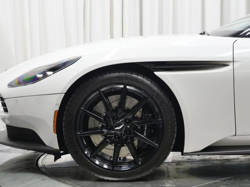 Used 2019 Aston Martin DB11 Volante image 39