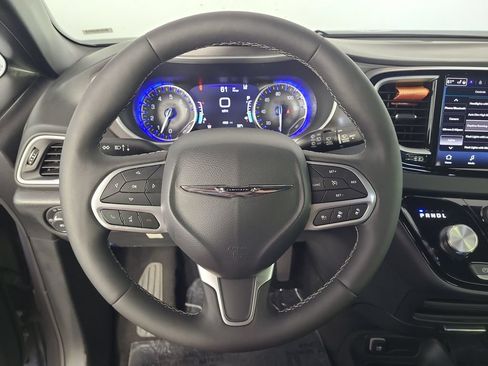 Used 2025 Chrysler Pacifica Select FWD image 12