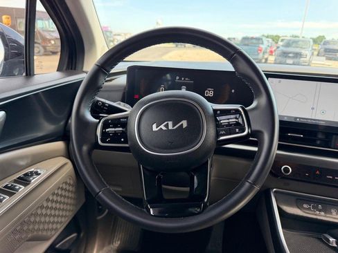 Used 2025 Kia Carnival FWD image 15