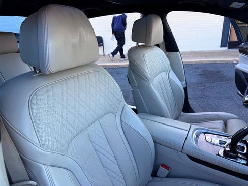 Used 2018 BMW 750i image 16