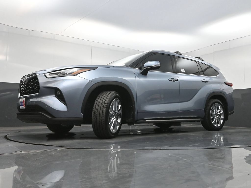 Used 2024 Toyota Highlander Limited FWD image 30