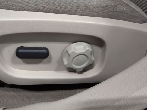 Used 2010 Ford Taurus SEL image 18