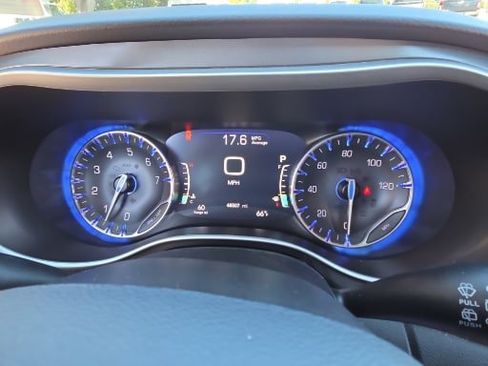 Used 2024 Chrysler Pacifica Touring-L image 3