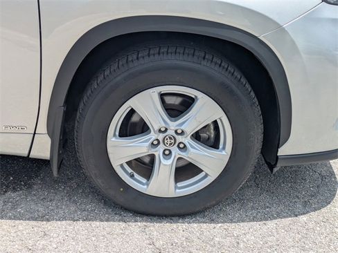 Used 2023 Toyota Highlander LE image 11