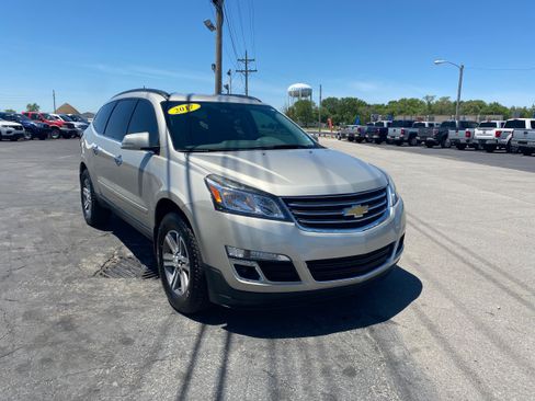 Used 2017 Chevrolet Traverse LT FWD image 3
