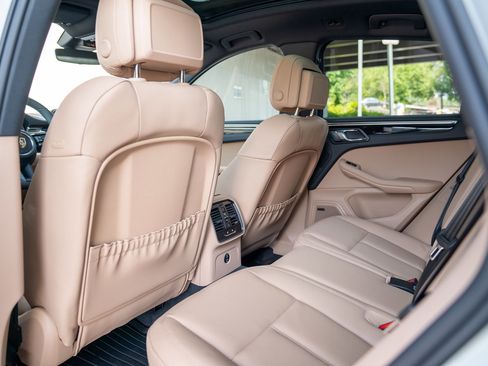 Certified 2025 Porsche Macan image 20