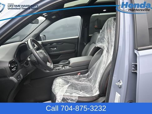 Used 2025 Honda Pilot TrailSport image 10